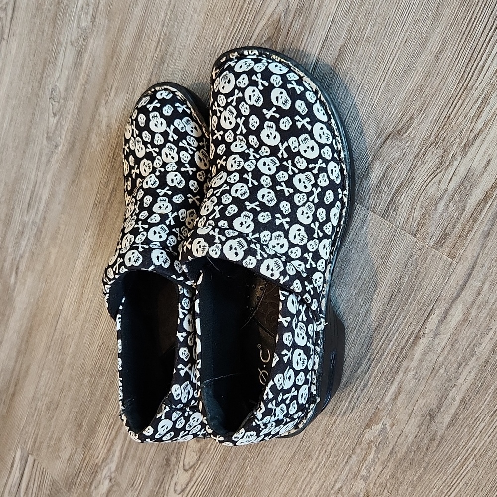 Skull Crossbones Bone Skeleton Women’s Clogs BOC BORN Black Slip-on spoo…